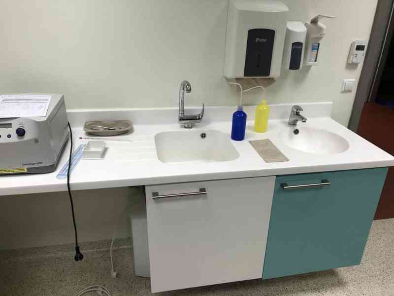 Položka číslo 48 – soubor vybavení laboratoře a sálu - foto 33