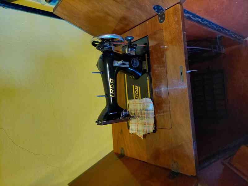 Historický šicí stroj LADA - foto 2