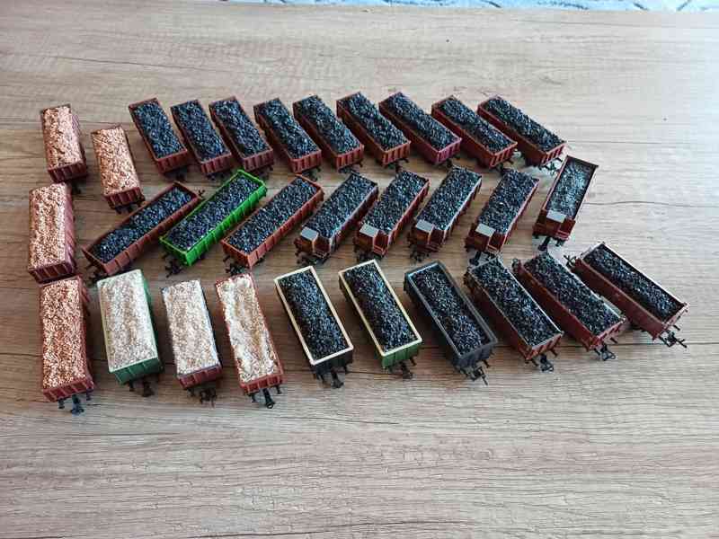 Vagony s nákladem uhlí a písku.  TT