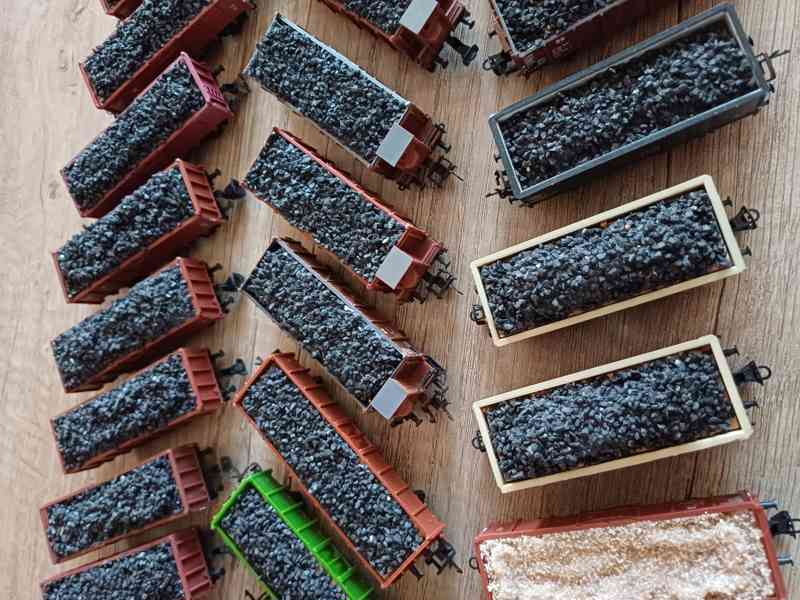 Vagony s nákladem uhlí a písku.  TT - foto 4