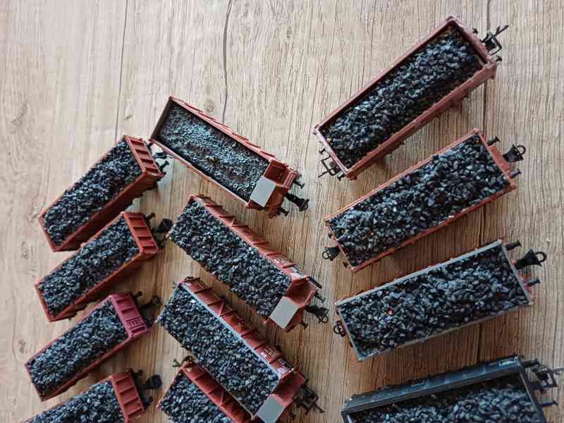 Vagony s nákladem uhlí a písku.  TT - foto 3