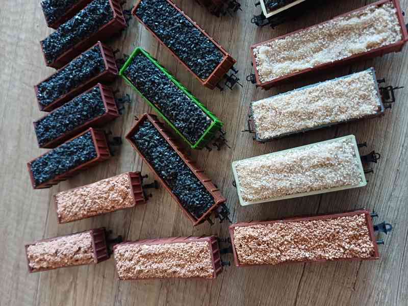 Vagony s nákladem uhlí a písku.  TT - foto 5