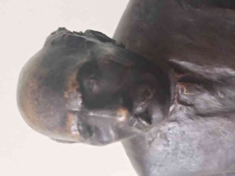 Prvorepubliková bronzová socha muže s hůlkou - foto 2