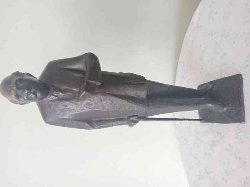 Prvorepubliková bronzová socha muže s hůlkou - foto 1
