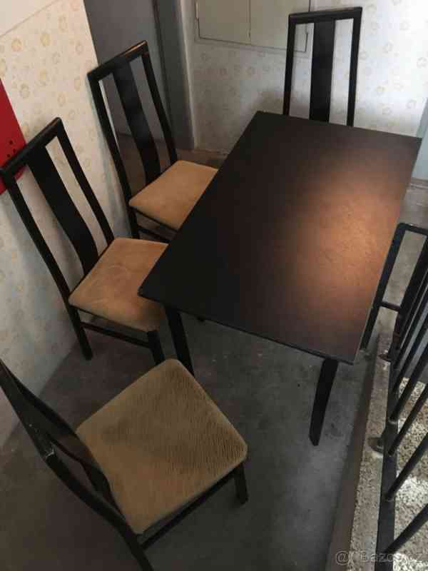 Rozkládací stůl se židlemi