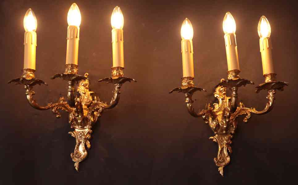 Párové tříramenné apliky / nástěnné lampy Ludvík XV
