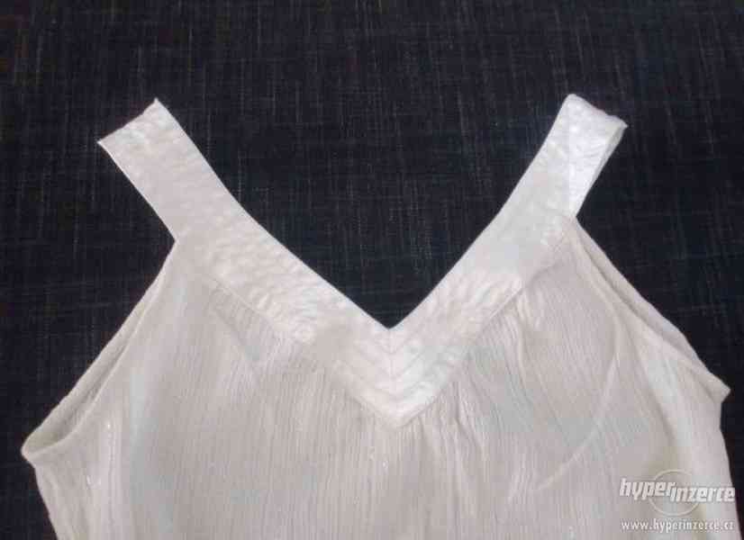 Krémové letní šaty se stříbrnou nitkou - foto 3