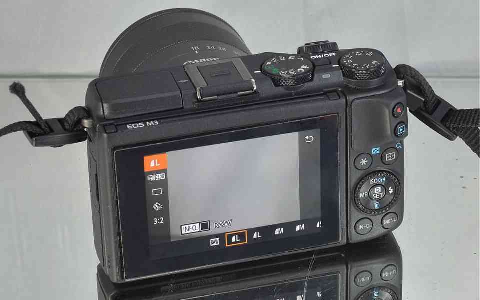 Canon EOS M3 + Objektiv EF-M 18-55mm 22 000 Exp. - foto 8