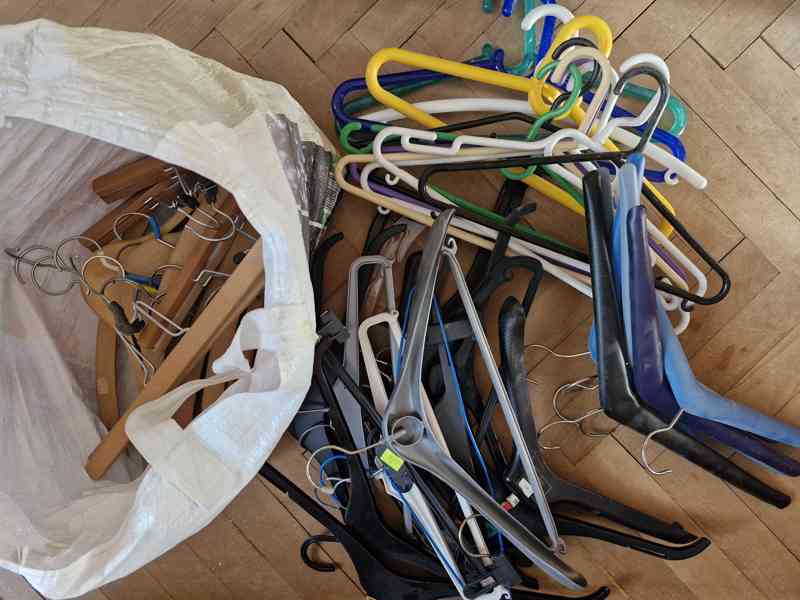 Větší množství ramínek. Klasická, retro i na kalhoty