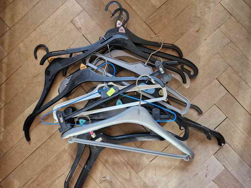 Větší množství ramínek. Klasická, retro i na kalhoty - foto 4