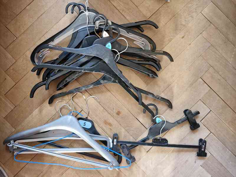 Větší množství ramínek. Klasická, retro i na kalhoty - foto 5