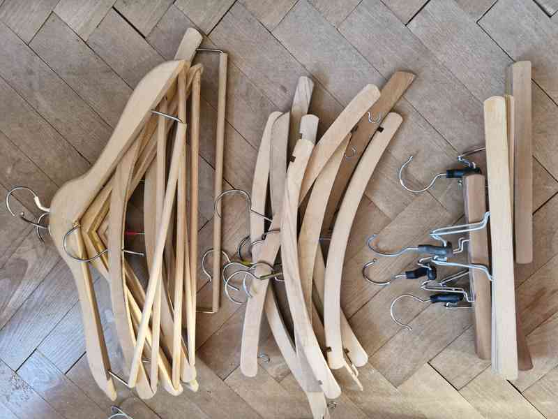 Větší množství ramínek. Klasická, retro i na kalhoty - foto 6