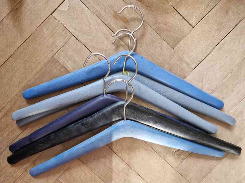 Větší množství ramínek. Klasická, retro i na kalhoty - foto 2