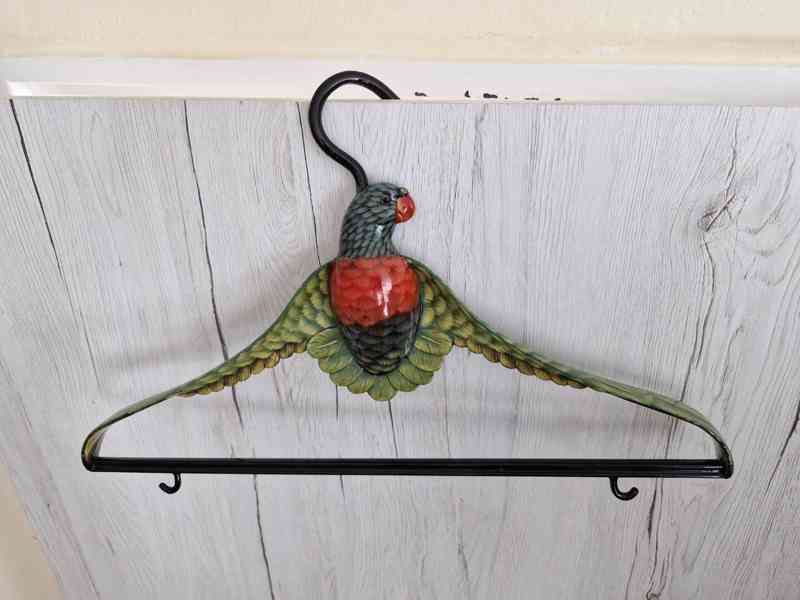 Větší množství ramínek. Klasická, retro i na kalhoty. 