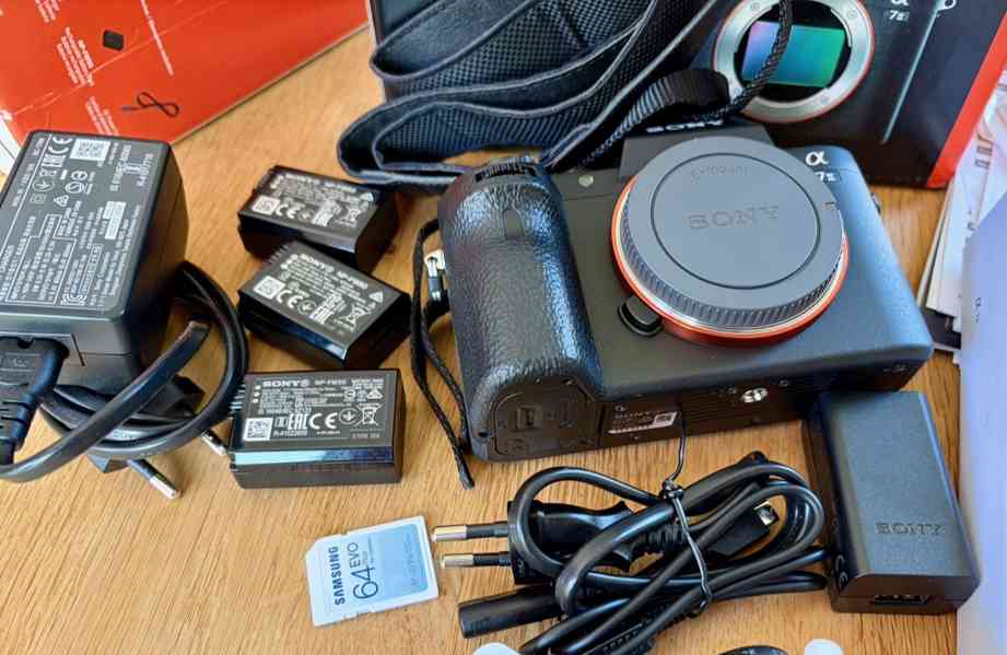 Sony A7 II full frame, jen cca 500 snímků, 4× baterie