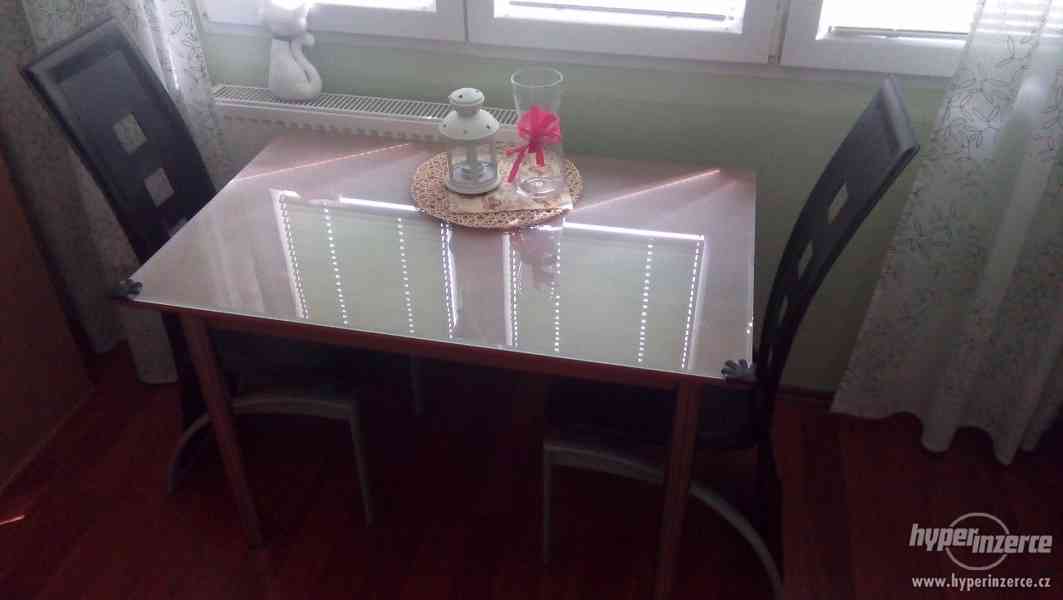Jídelní stůl + dvě židle - foto 1