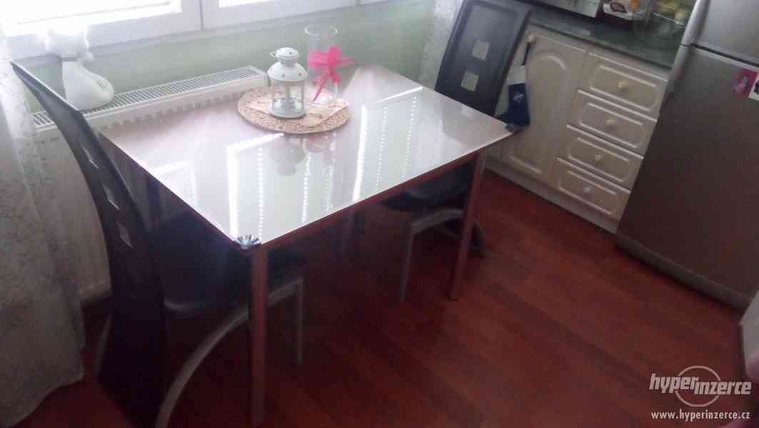 Jídelní stůl + dvě židle - foto 3