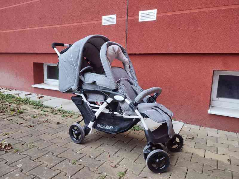 Dvojkočár Chic 4 Baby pro sourozence, šedý - foto 2