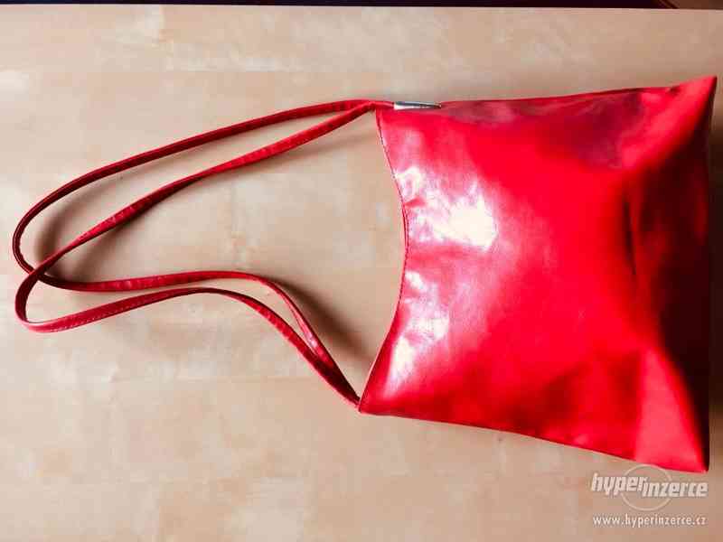 Dámská červená kabelka přes rameno, nevhodný dárek