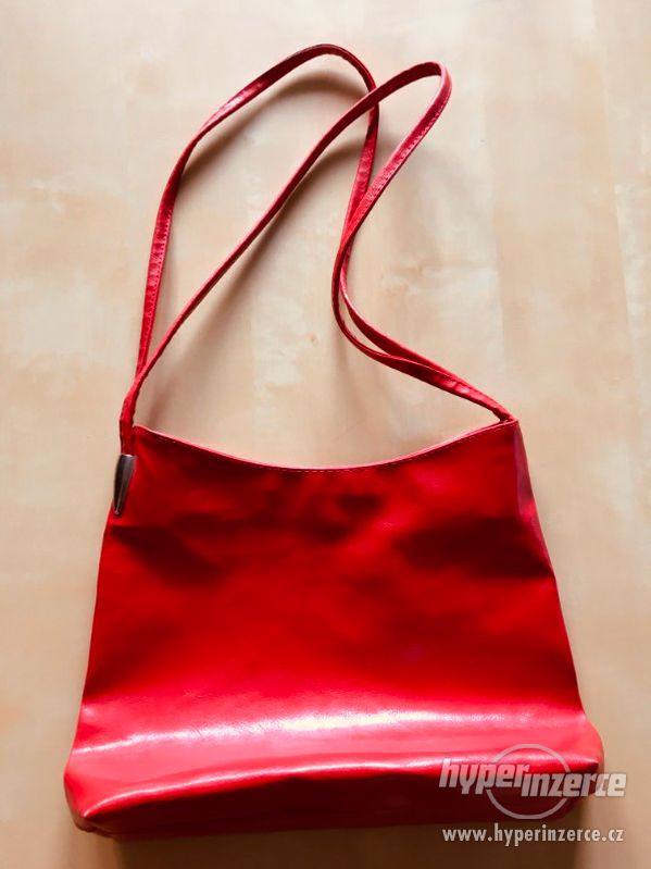 Dámská červená kabelka přes rameno, nevhodný dárek - foto 3
