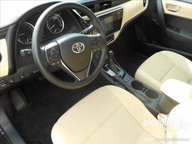 Toyota Corolla 1.6, benzín, automat, 2017, navigace - foto 2