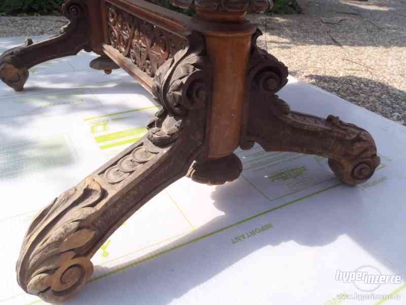 starožitný řezbovaný stůl - foto 2