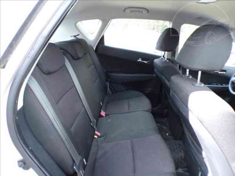 Hyundai i30 1,4 16V KLIMA - foto 10
