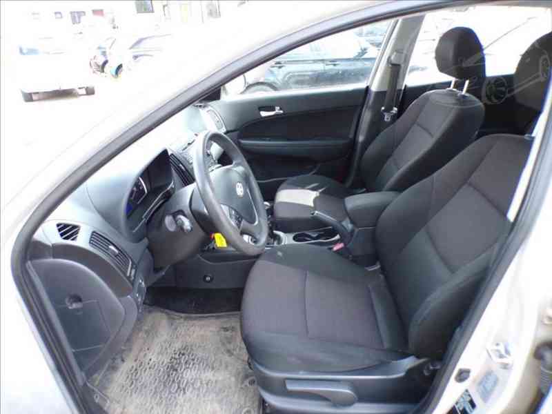 Hyundai i30 1,4 16V KLIMA - foto 7