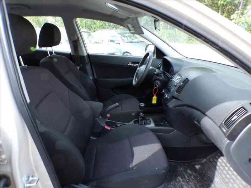 Hyundai i30 1,4 16V KLIMA - foto 11