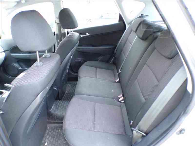 Hyundai i30 1,4 16V KLIMA - foto 8