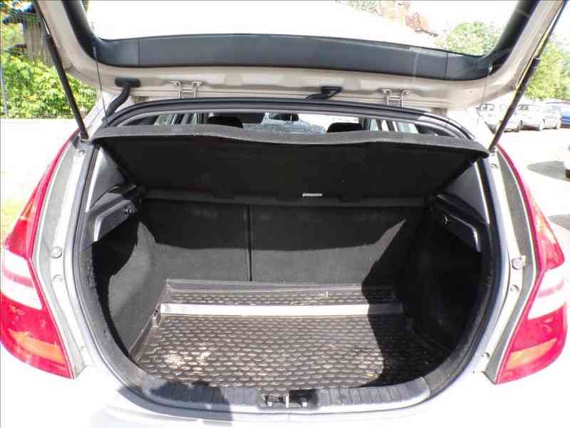 Hyundai i30 1,4 16V KLIMA - foto 9