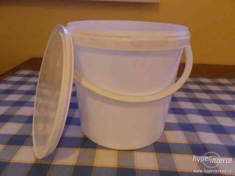 Prodám plastové kbelíky 5l s víčkem - foto 1