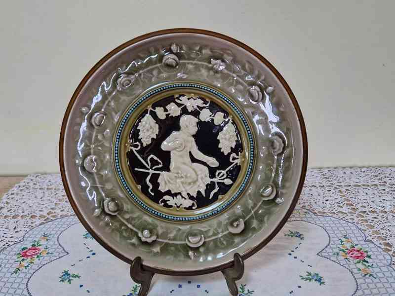 Ručně malovaný plastický Talíř Blansko Satyr Majolika 