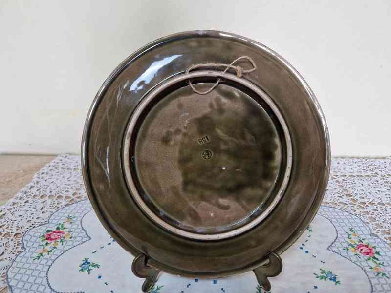 Ručně malovaný plastický Talíř Blansko Satyr Majolika  - foto 2