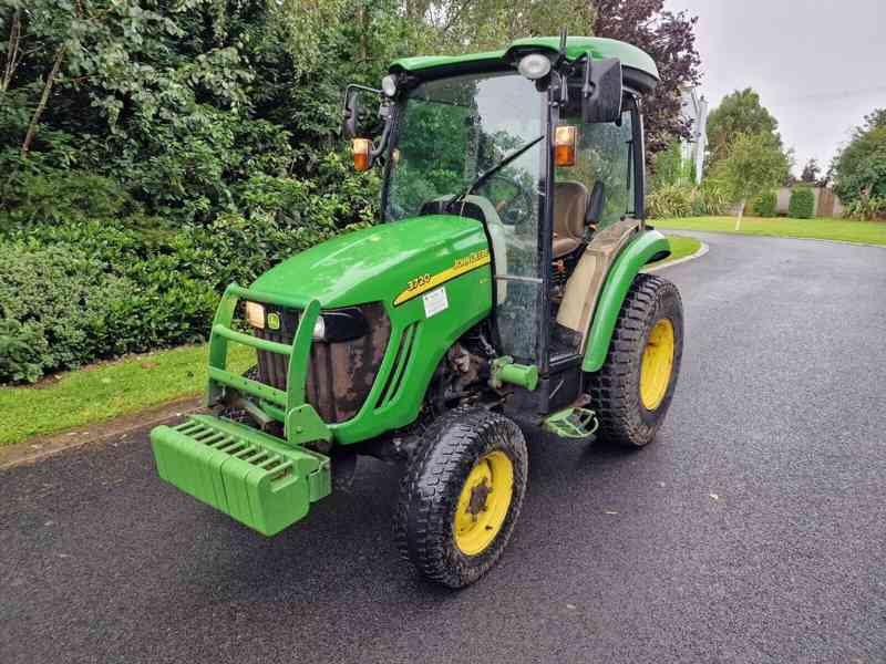 Kompaktní traktor John Deere 3720 eHydro 44hp - foto 6