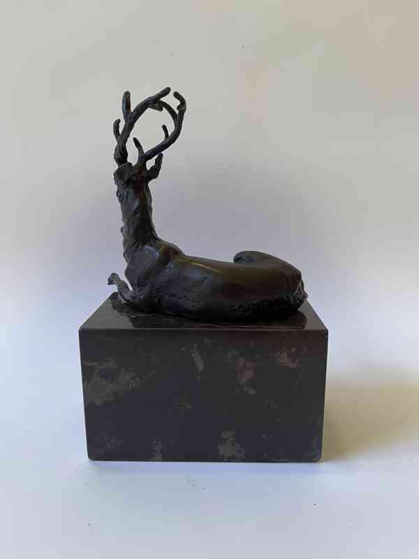 Jelen - bronzová socha na mramoru - foto 3