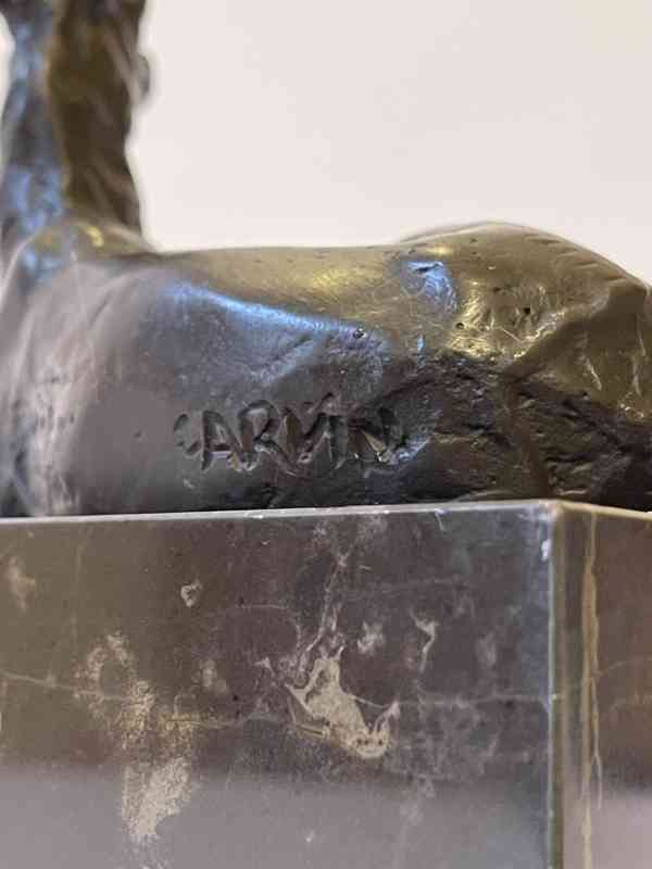 Jelen - bronzová socha na mramoru - foto 5