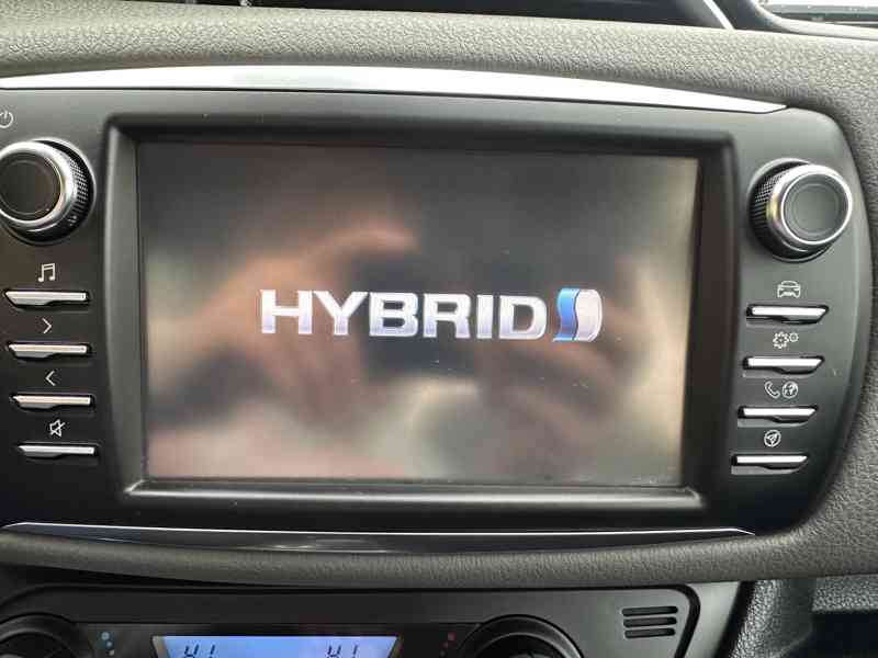 Toyota Yaris 1.5 Hybrid 74kW/1MAJ/77tisKM - foto 25