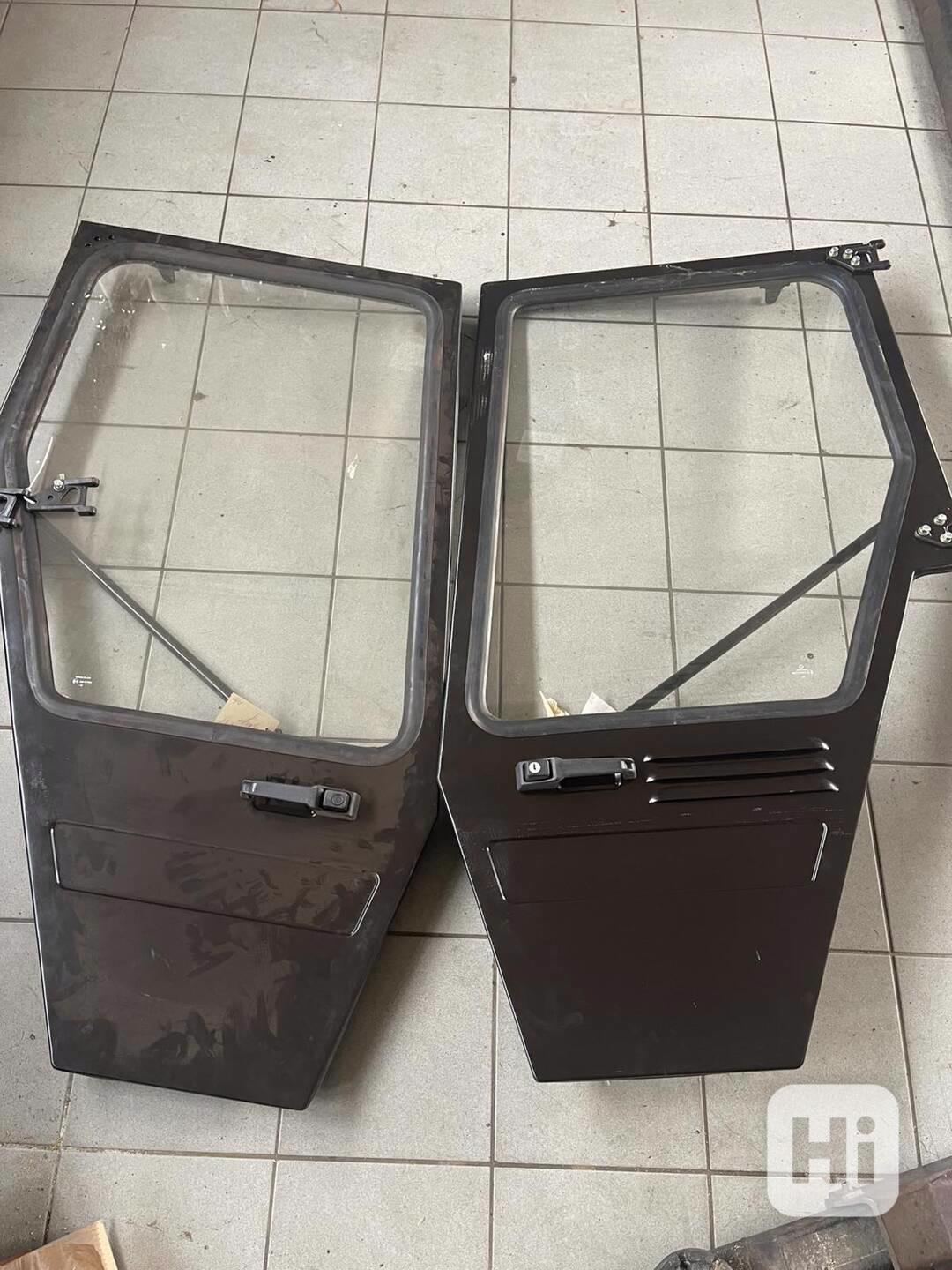 Dveře leva a prava traktor Belarus 320 originální kompletní  - foto 1