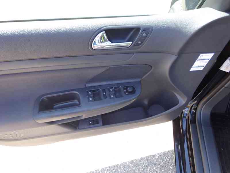 VW Golf 1.4i r.v.2005 (55 kw) 1.MAJITEL (43 000 KM) - foto 6