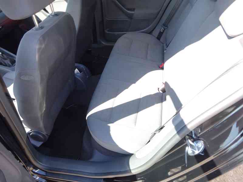 VW Golf 1.4i r.v.2005 (55 kw) 1.MAJITEL (43 000 KM) - foto 12