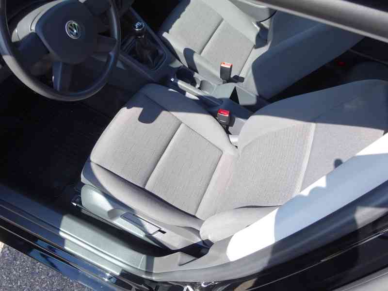 VW Golf 1.4i r.v.2005 (55 kw) 1.MAJITEL (43 000 KM) - foto 11
