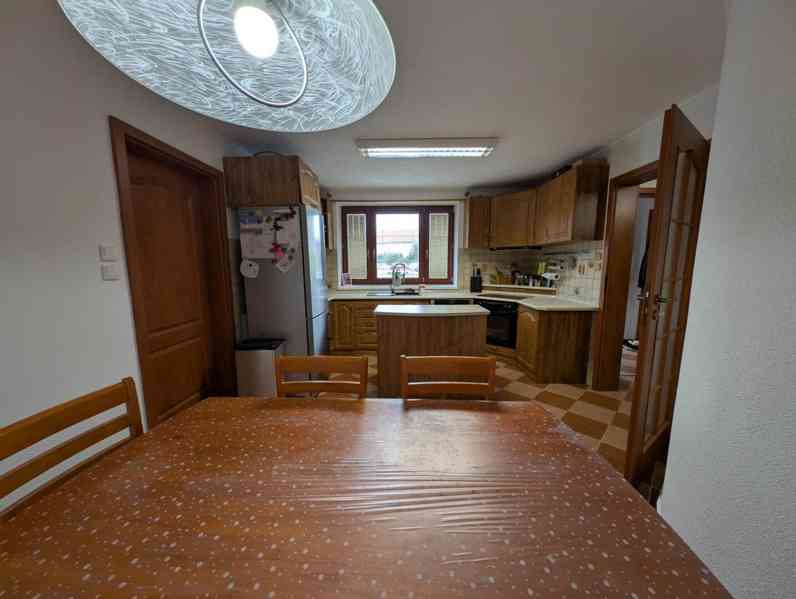 Prodej domu 5+1, obytná plocha 140 m², pozemek 215 m² - foto 8