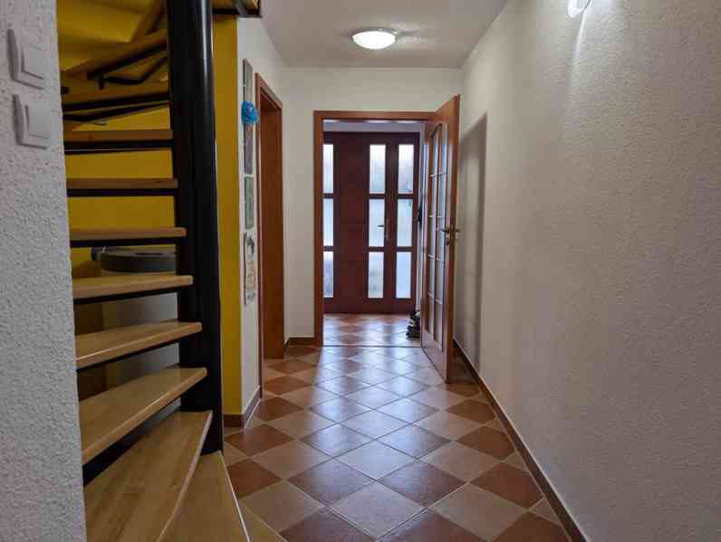 Prodej domu 5+1, obytná plocha 140 m², pozemek 215 m² - foto 9