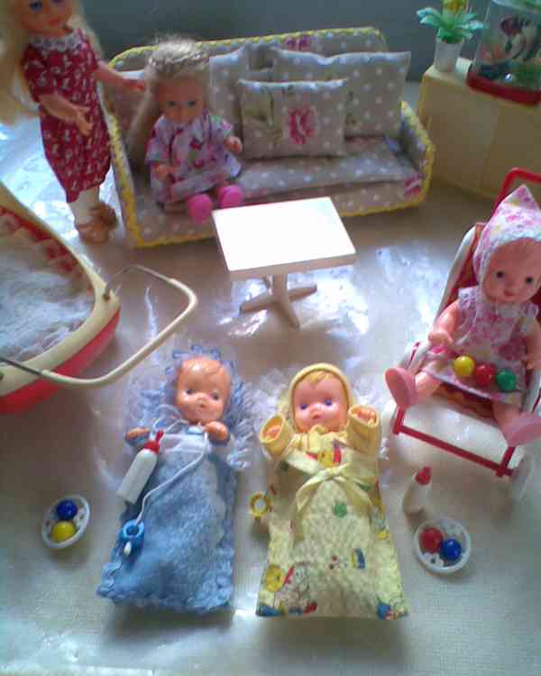 retro nábyteček s  panenkami a kočárky