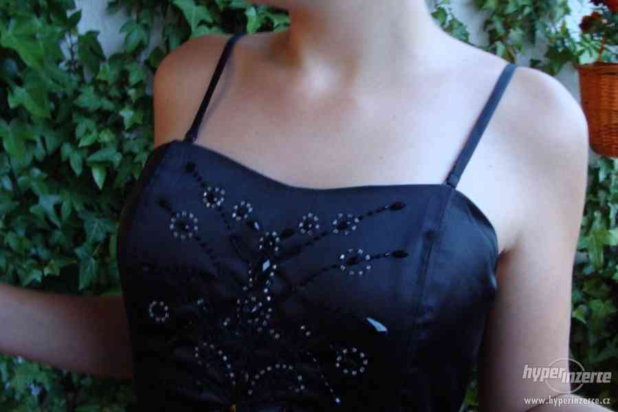 Malé černé šaty - foto 1