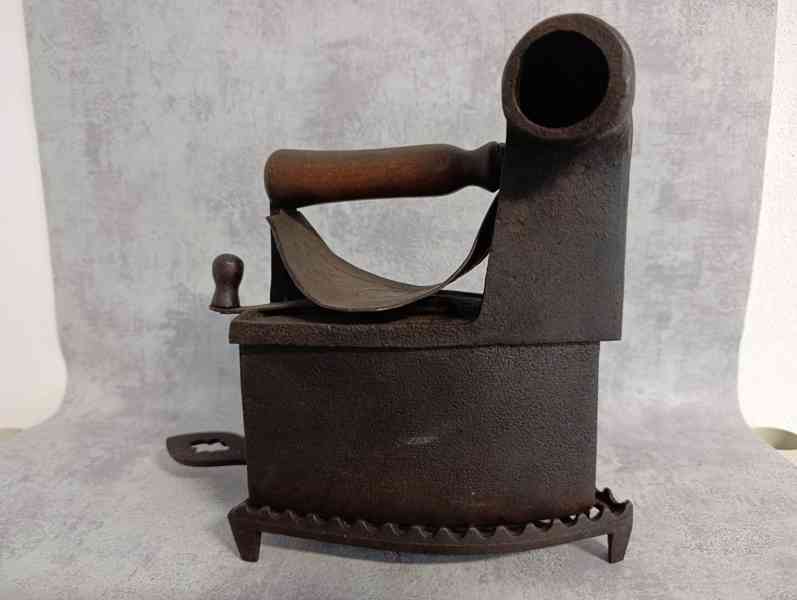 Značená německá velmi stará komínová žehlička (2x svastika) - foto 17