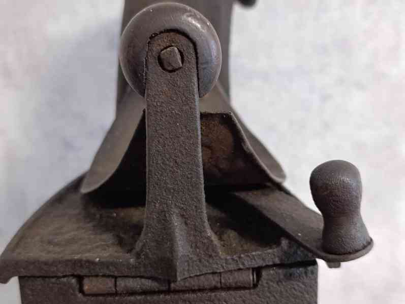Značená německá velmi stará komínová žehlička (2x svastika) - foto 13