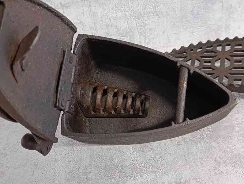 Značená německá velmi stará komínová žehlička (2x svastika) - foto 15