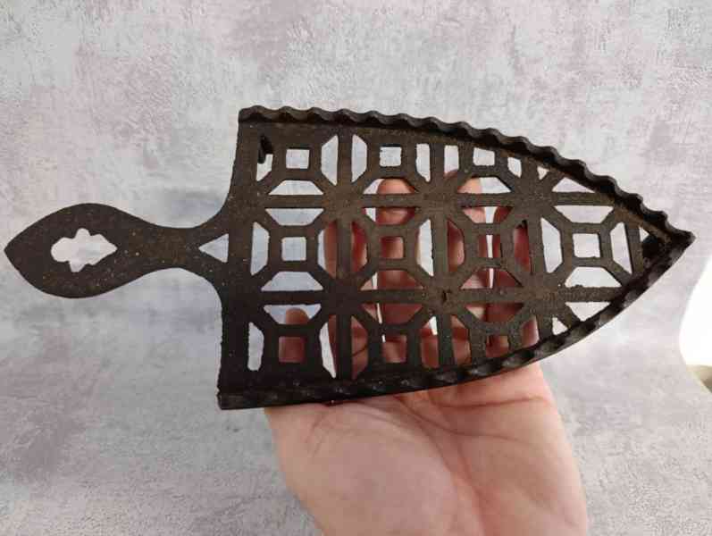 Značená německá velmi stará komínová žehlička (2x svastika) - foto 12